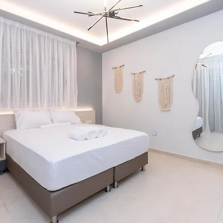 Sithoniars Luxury Ground Floor With Private Garden شقة