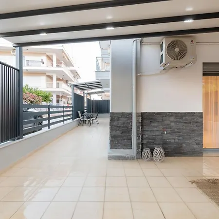 Sithoniars Luxury Ground Floor With Private Garden شقة