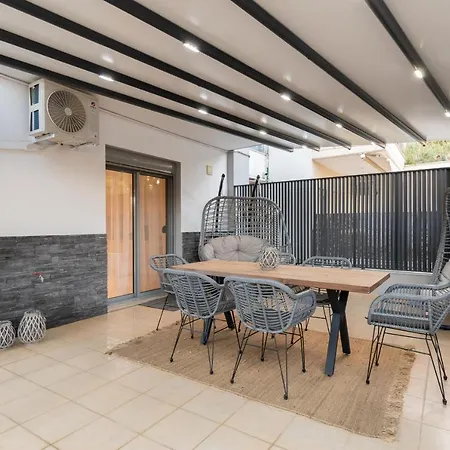 Sithoniars Luxury Ground Floor With Private Garden شقة